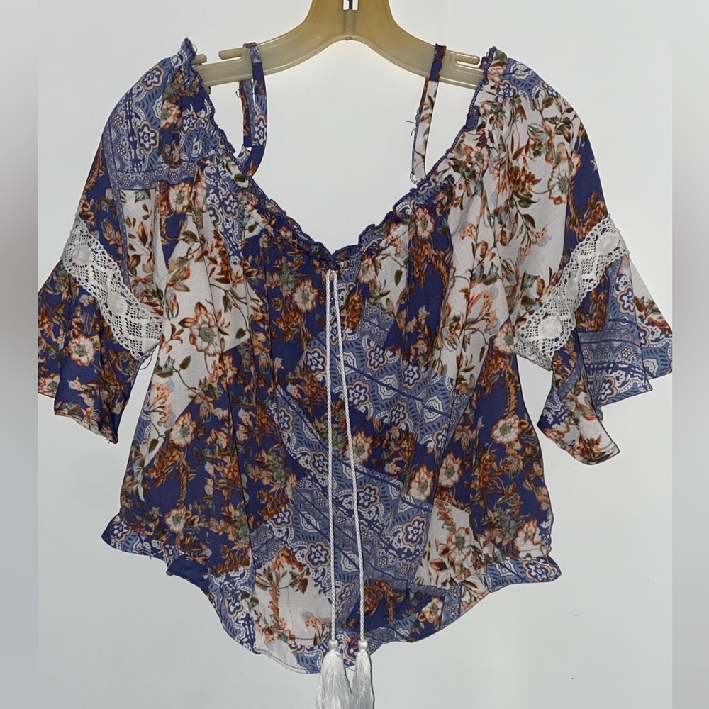 Womens Tops B.Wear Size Large.Floral,3/4 sleeves.